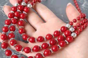 Класичний комплект з натуральних коралів намисто і сережки - Опис