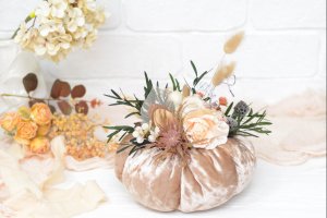 Декоративная бархатная ТЫКВА С ДЕКОРОМ. Крем-беж