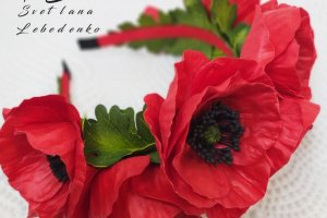 Ободок для волос с красными маками - Описание