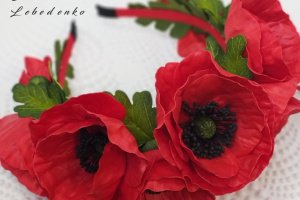 Ободок для волос с красными маками - Описание