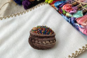 Объемная брошь Драгоценности - Описание