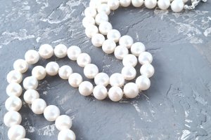 Довге намисто з великих натуральних білих перлів - Опис