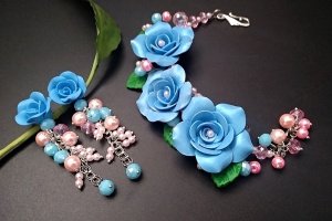 Браслет і сережки з блакитними трояндами - Опис
