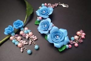 Браслет і сережки з блакитними трояндами - Опис