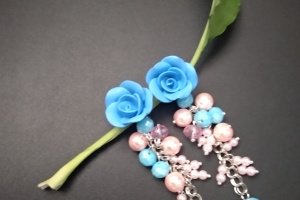 Браслет і сережки з блакитними трояндами - Опис