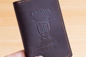 Обложка из кожи на военный билет шоколадная - Описание