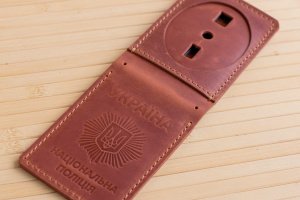 Обложка на удостоверение полиции с жетоном коричневая - Описание