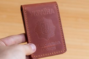 Обложка на удостоверение полиции с жетоном коричневая - Описание