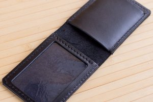 Обложка на удостоверение полиции с жетоном черный глянец - Описание