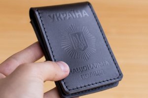 Обложка на удостоверение полиции с жетоном черный глянец - Описание