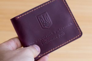 Обкладинка з натуральної шкіри на УБС бордова - Опис