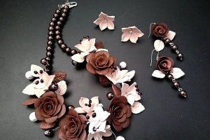 Кольє з шоколадними трояндами і дві пари сережок - Опис