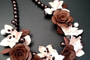 Кольє з шоколадними трояндами і дві пари сережок - Опис