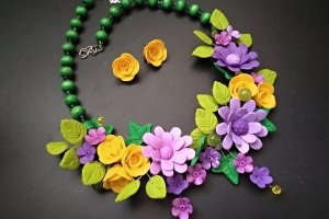 Кольє і сережки з жовтими і бузковими квітами. літо - Опис