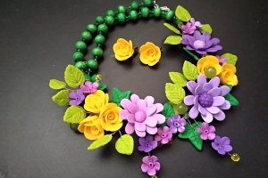 Кольє і сережки з жовтими і бузковими квітами. літо - Опис