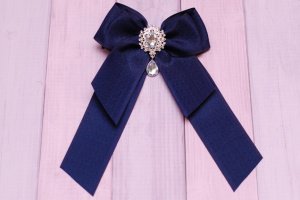 Заколка с синим бантом