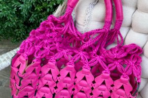Сумка кожаная с сеткой макраме tote 2021 цвета фуксия. - Описание