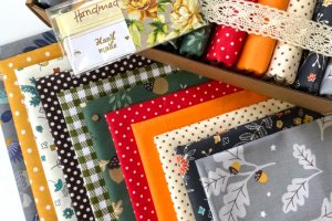 Осінній бокс з тканинами для рукоділля, відрізи тканин