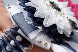 Резинка на гульку с хризантемой из органзы сине-белая - Описание