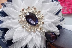 Резинка на гульку с хризантемой из органзы сине-белая - Описание