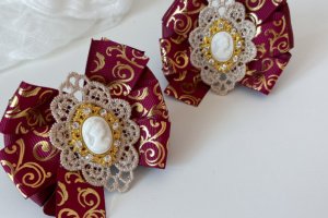 Школьные бантики на резинке бордовые - Описание