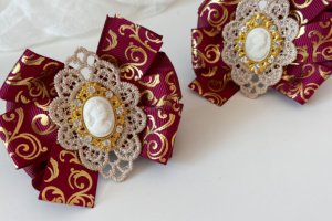 Школьные бантики на резинке бордовые - Описание