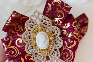 Школьные бантики на резинке бордовые - Описание