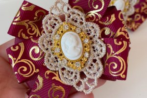 Школьные бантики на резинке бордовые - Описание