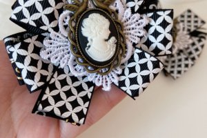 Школьные бантики на резинке черные 2 - Описание