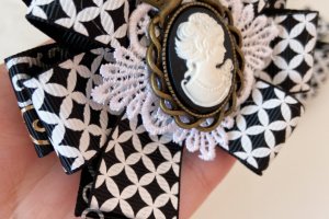 Школьные бантики на резинке черные 2 - Описание