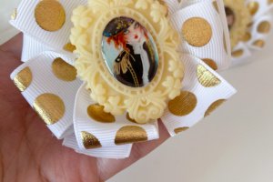 Школьные бантики на резинке кремово-белые - Описание