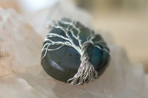 Серебряный кулон дерево жизни из синим лабрадоритом - Описание