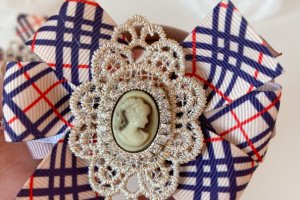 Школьные бантики на резинке бежевые - Описание