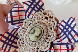 Школьные бантики на резинке бежевые - Описание