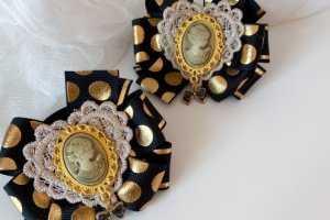 Шкільні бантики на резинці чорно-золоті - Опис