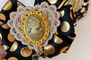 Шкільні бантики на резинці чорно-золоті - Опис