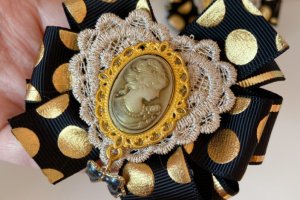 Шкільні бантики на резинці чорно-золоті - Опис