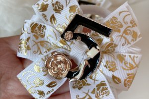 Шкільні бантики на резинці біло-золоті 2 - Опис