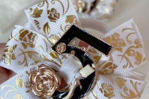 Шкільні бантики на резинці біло-золоті 2 - Опис