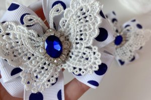 Шкільні бантики на резинці біло-сині - Опис