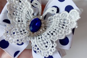 Шкільні бантики на резинці біло-сині - Опис