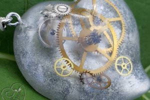 Кулон «Застигла час» - Опис