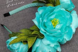 Обруч для волос с ментоловыми пионами - Описание