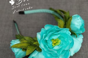 Обруч для волос с ментоловыми пионами - Описание