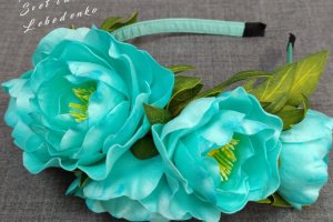 Обруч для волос с ментоловыми пионами - Описание