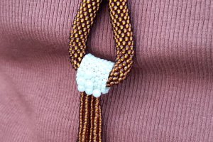 Коричневий сотуар з бісеру - Опис