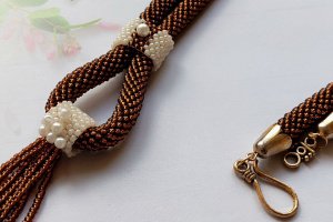 Коричневий сотуар з бісеру - Опис