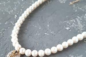 Колье из натурального жемчуга с золотой подвеской - Описание
