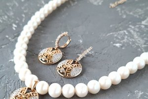 Колье из натурального жемчуга с золотой подвеской - Описание