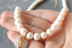 Колье из натурального жемчуга с золотой подвеской - Описание